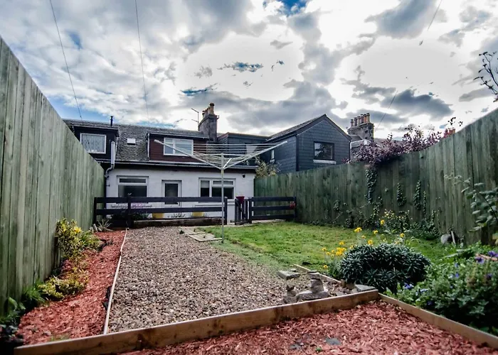 Wells Street Cottages No 26 By The River Ness